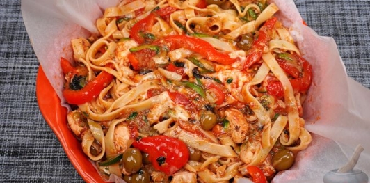 Фото приготовления рецепта: Запеканка из макарон с курицей, перцем, цукини и оливками - шаг №18