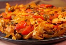 Запеканка из макарон с курицей, перцем, цукини и оливками