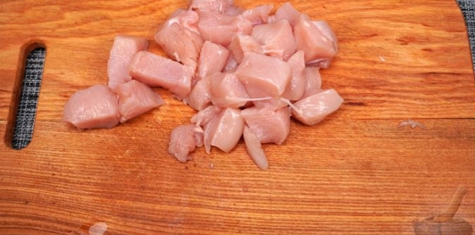 Фото приготовления рецепта: Запеканка из макарон с курицей, перцем, цукини и оливками - шаг №3