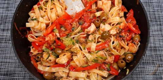 Фото приготовления рецепта: Запеканка из макарон с курицей, перцем, цукини и оливками - шаг №15