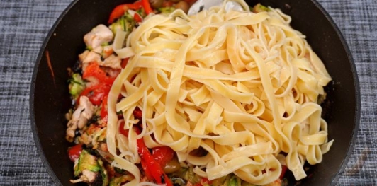 Фото приготовления рецепта: Запеканка из макарон с курицей, перцем, цукини и оливками - шаг №14