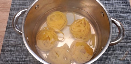 Фото приготовления рецепта: Запеканка из макарон с курицей, перцем, цукини и оливками - шаг №2