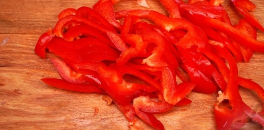 Фото приготовления рецепта: Запеканка из макарон с курицей, перцем, цукини и оливками - шаг №6