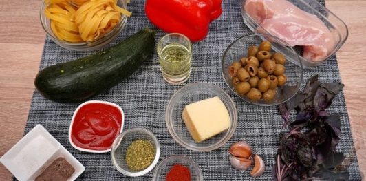 Фото приготовления рецепта: Запеканка из макарон с курицей, перцем, цукини и оливками - шаг №1