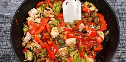 Фото приготовления рецепта: Запеканка из макарон с курицей, перцем, цукини и оливками - шаг №12