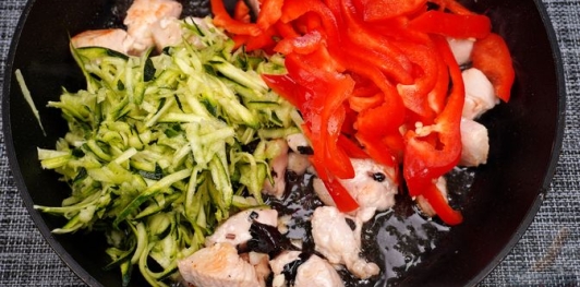 Фото приготовления рецепта: Запеканка из макарон с курицей, перцем, цукини и оливками - шаг №9