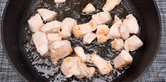 Фото приготовления рецепта: Запеканка из макарон с курицей, перцем, цукини и оливками - шаг №4