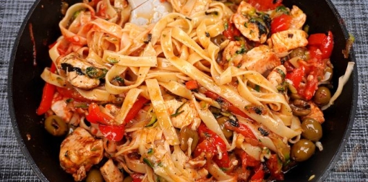 Фото приготовления рецепта: Запеканка из макарон с курицей, перцем, цукини и оливками - шаг №17