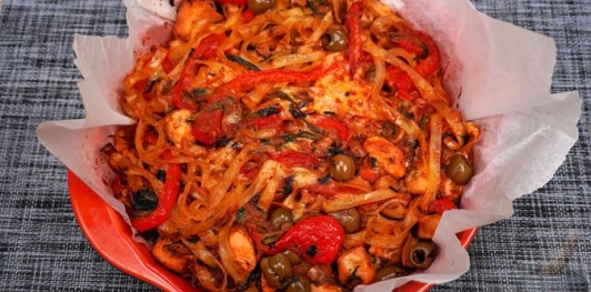 Фото приготовления рецепта: Запеканка из макарон с курицей, перцем, цукини и оливками - шаг №19