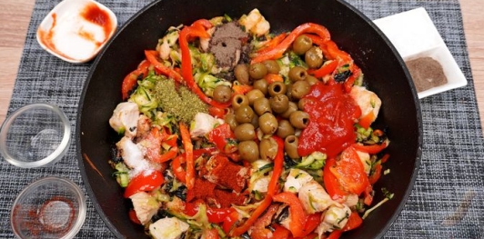 Фото приготовления рецепта: Запеканка из макарон с курицей, перцем, цукини и оливками - шаг №11