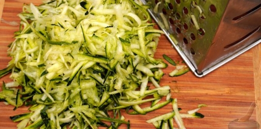 Фото приготовления рецепта: Запеканка из макарон с курицей, перцем, цукини и оливками - шаг №5