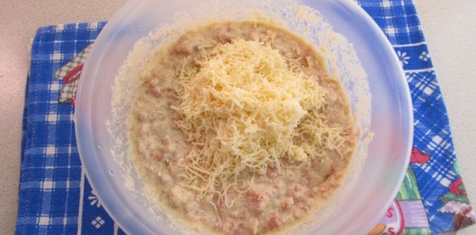 Фото приготовления рецепта: Запеканка с фаршем, сыром и зелёным луком - шаг №6