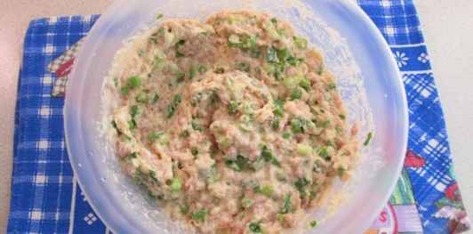 Фото приготовления рецепта: Запеканка с фаршем, сыром и зелёным луком - шаг №8