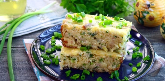 Фото приготовления рецепта: Запеканка с фаршем, сыром и зелёным луком - шаг №17