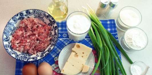 Фото приготовления рецепта: Запеканка с фаршем, сыром и зелёным луком - шаг №1