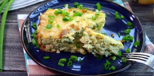 Фото приготовления рецепта: Запеканка с фаршем, сыром и зелёным луком - шаг №18