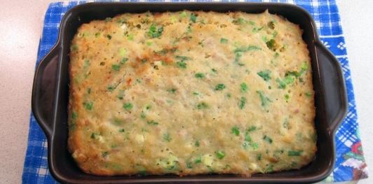 Фото приготовления рецепта: Запеканка с фаршем, сыром и зелёным луком - шаг №13