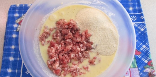 Фото приготовления рецепта: Запеканка с фаршем, сыром и зелёным луком - шаг №4