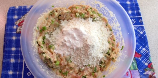 Фото приготовления рецепта: Запеканка с фаршем, сыром и зелёным луком - шаг №9