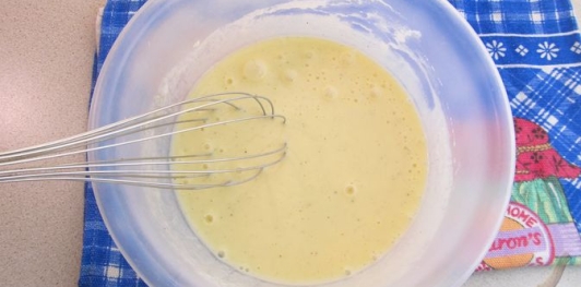 Фото приготовления рецепта: Запеканка с фаршем, сыром и зелёным луком - шаг №3