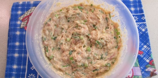 Фото приготовления рецепта: Запеканка с фаршем, сыром и зелёным луком - шаг №10