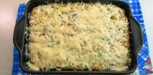 Фото приготовления рецепта: Запеканка с фаршем, сыром и зелёным луком - шаг №15