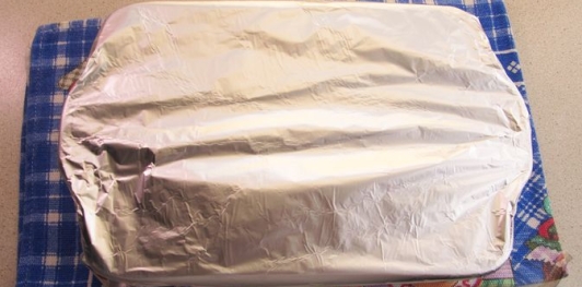 Фото приготовления рецепта: Запеканка с фаршем, сыром и зелёным луком - шаг №12