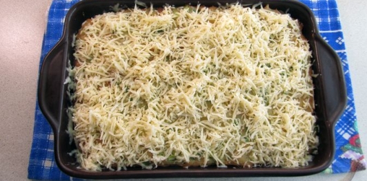 Фото приготовления рецепта: Запеканка с фаршем, сыром и зелёным луком - шаг №14