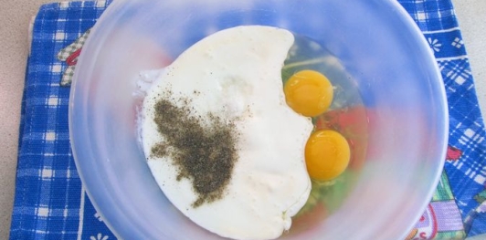 Фото приготовления рецепта: Запеканка с фаршем, сыром и зелёным луком - шаг №2