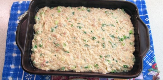 Фото приготовления рецепта: Запеканка с фаршем, сыром и зелёным луком - шаг №11