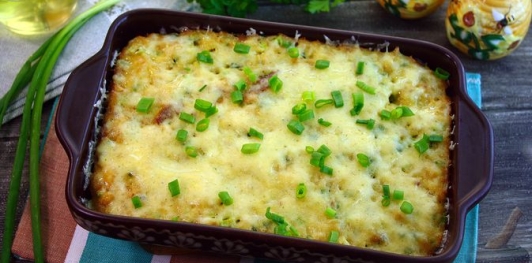 Фото приготовления рецепта: Запеканка с фаршем, сыром и зелёным луком - шаг №16