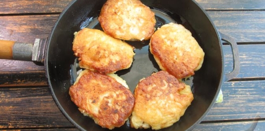 Фото приготовления рецепта: Жареные ленивые пирожки с капустой - шаг №15