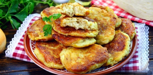 Фото приготовления рецепта: Жареные ленивые пирожки с капустой - шаг №18