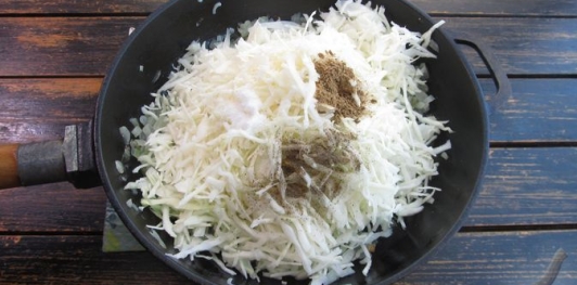 Фото приготовления рецепта: Жареные ленивые пирожки с капустой - шаг №5