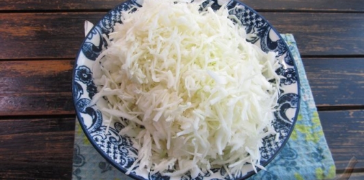 Фото приготовления рецепта: Жареные ленивые пирожки с капустой - шаг №3