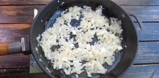 Фото приготовления рецепта: Жареные ленивые пирожки с капустой - шаг №4