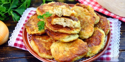 Фото приготовления рецепта: Жареные ленивые пирожки с капустой - шаг №17