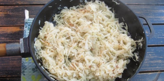 Фото приготовления рецепта: Жареные ленивые пирожки с капустой - шаг №6