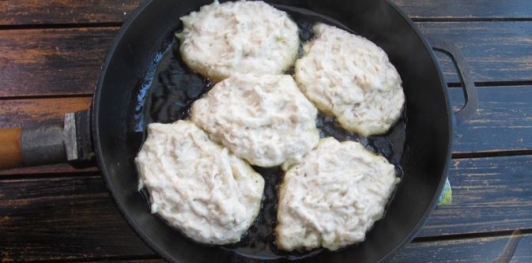 Фото приготовления рецепта: Жареные ленивые пирожки с капустой - шаг №13