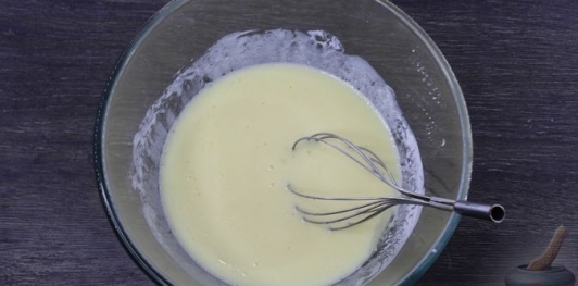 Фото приготовления рецепта: Жареные ленивые пирожки с куриным фаршем (на кефире) - шаг №15