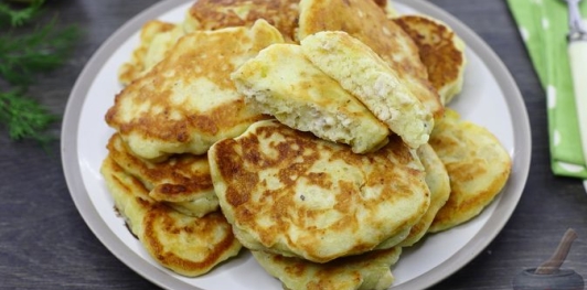 Фото приготовления рецепта: Жареные ленивые пирожки с куриным фаршем (на кефире) - шаг №26