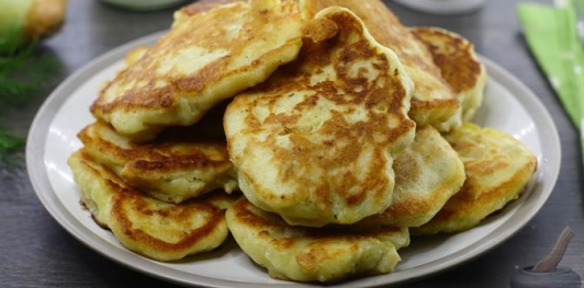 Фото приготовления рецепта: Жареные ленивые пирожки с куриным фаршем (на кефире) - шаг №24