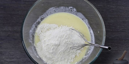 Фото приготовления рецепта: Жареные ленивые пирожки с куриным фаршем (на кефире) - шаг №16