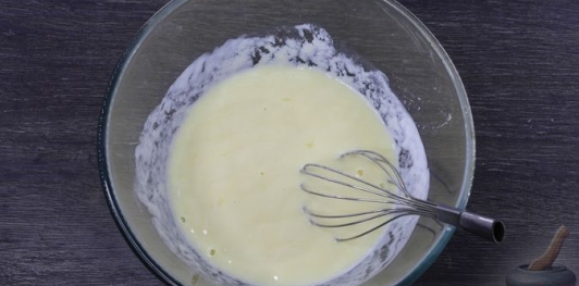 Фото приготовления рецепта: Жареные ленивые пирожки с куриным фаршем (на кефире) - шаг №11