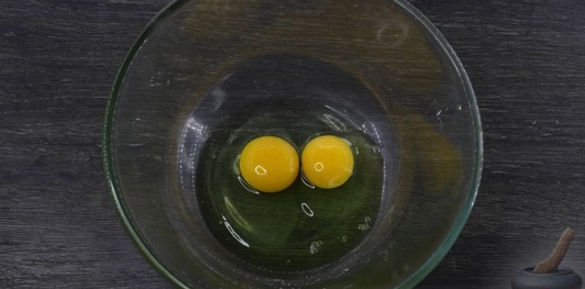 Фото приготовления рецепта: Жареные ленивые пирожки с куриным фаршем (на кефире) - шаг №8