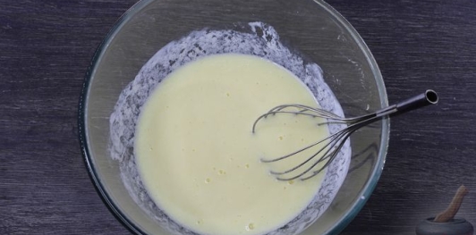 Фото приготовления рецепта: Жареные ленивые пирожки с куриным фаршем (на кефире) - шаг №13