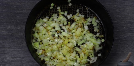 Фото приготовления рецепта: Жареные ленивые пирожки с куриным фаршем (на кефире) - шаг №3