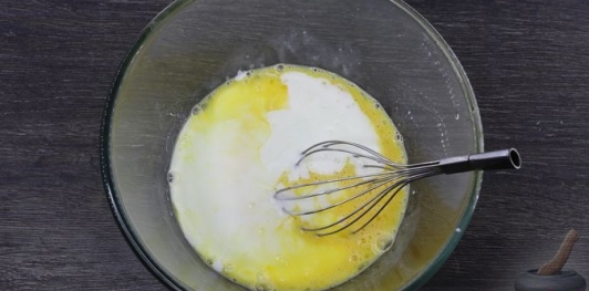 Фото приготовления рецепта: Жареные ленивые пирожки с куриным фаршем (на кефире) - шаг №10