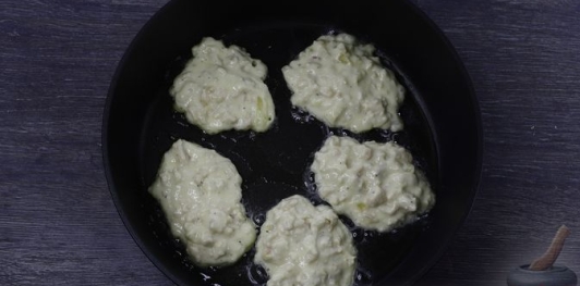 Фото приготовления рецепта: Жареные ленивые пирожки с куриным фаршем (на кефире) - шаг №20