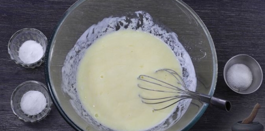 Фото приготовления рецепта: Жареные ленивые пирожки с куриным фаршем (на кефире) - шаг №12